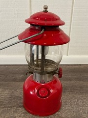 Vintage Red Coleman Lantern 200A Single Mantle & Yellow Clamshell Carrying Case