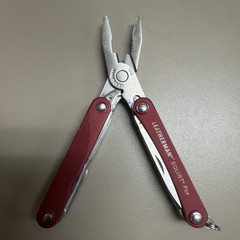 Leatherman Squirt PS4 RED – 8-in-1 Keychain Multi-Tool Discontinued (CODE15)