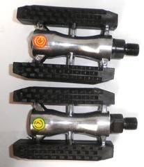 FP BLACK PLASTIC/STEEL BICYCLE PEDALS 9/16&Prime; W/REFLECTOR BIKE PARTS 178