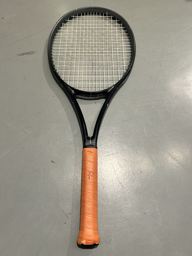 Wilson RF 01 STRUNG 4 1/4 ( Tennis Racket Federer 98 sq inch 10.6oz 300g 16×19 )
