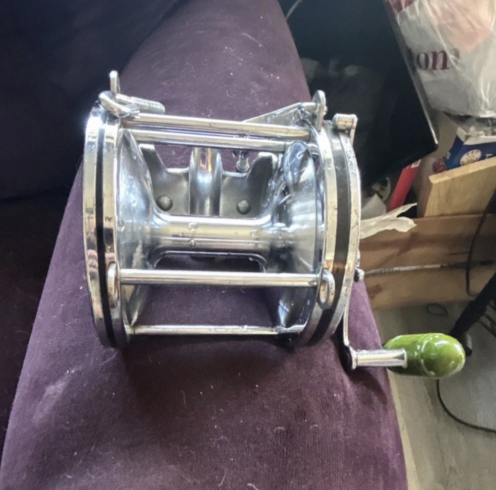 Penn Senator Vintage Conventional Casting Saltwater Reel Black Plate Green Knob