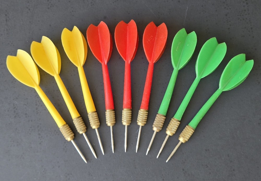 Vintage Plastic Steel Tip Darts (9) Brass Barrel 5&Prime; 8g Taiwan Yellow Green & Red