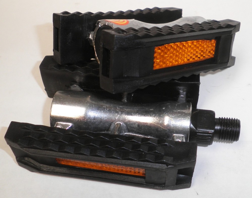 FP BLACK PLASTIC/STEEL BICYCLE PEDALS 9/16&Prime; W/REFLECTOR BIKE PARTS 178