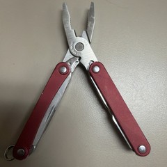 Leatherman Squirt PS4 RED – 8-in-1 Keychain Multi-Tool Discontinued (CODE15)