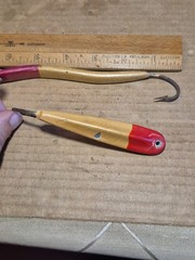 VINTAGE FISHING LURES UNKNOWN SINGLE HOOK RED & WHITE LEAD BODY