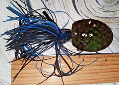 1.6 oz Musky CHATTER BLUE/BLACK Skirt STUDFINDER GOLD HAMMERED BY NORTHLAND USA