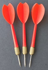 Vintage Plastic Steel Tip Darts (9) Brass Barrel 5&Prime; 8g Taiwan Yellow Green & Red