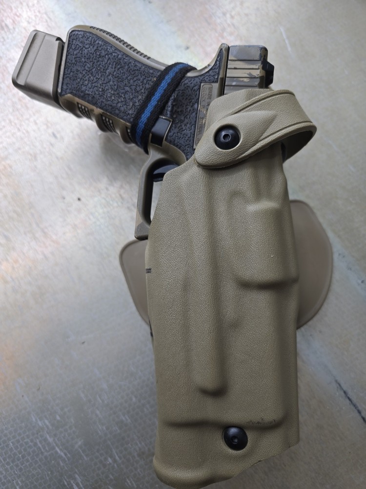 Safariland Glock 17 / Glock 22 Tan duty holster with belt paddle clip RH
