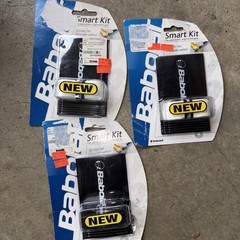Babolat Smart Kit adjustable & ergonomic grip- 2 wht & 1 blk edw6