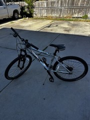 Trek 3700 Mountain Bike 26 in Wheels 17 in Frame 21-Speed V-Brake Kickstand